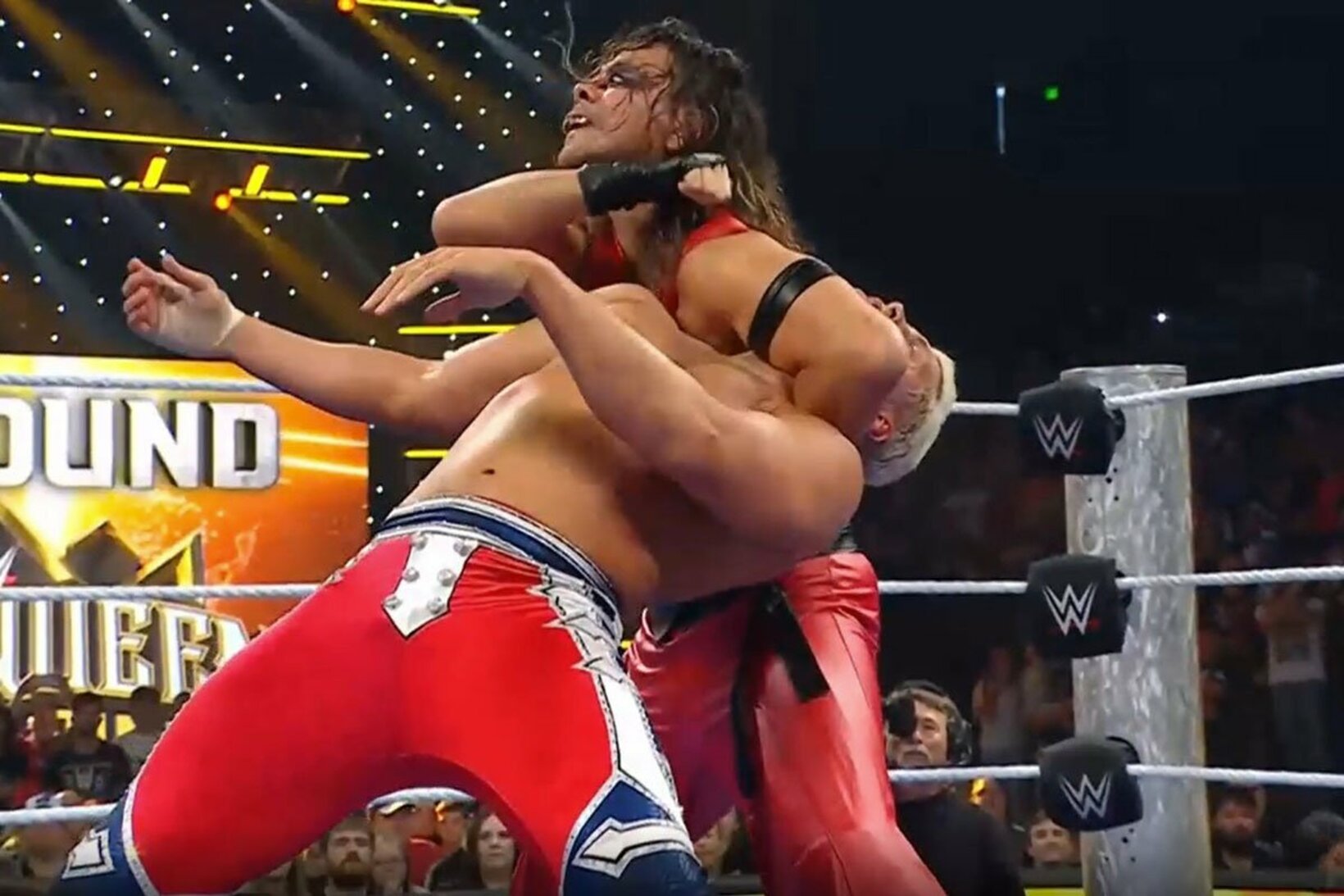 コーディ(手前)におきて破りのクロスローズを狙った中邑真輔だが…（©AbemaTV, Inc.）