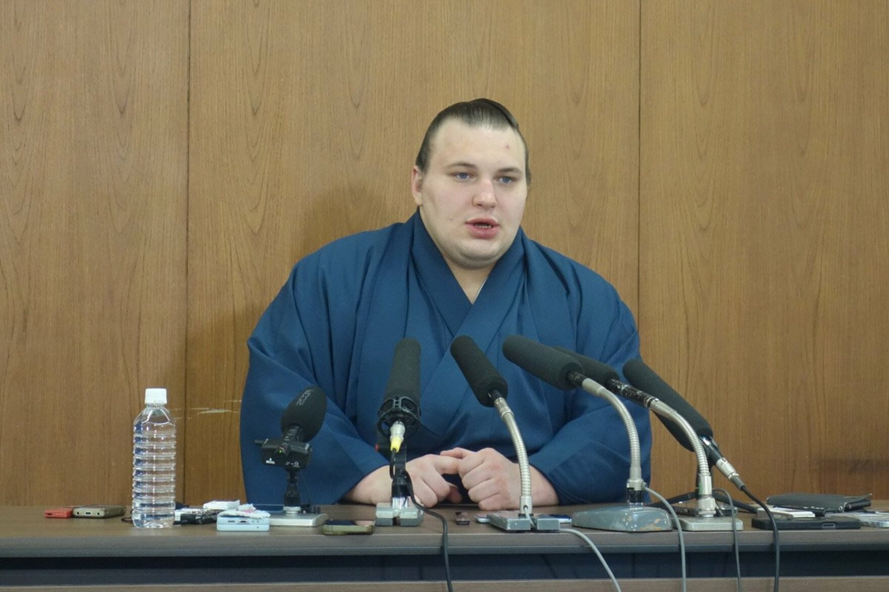 優勝一夜明け会見を行う安青錦