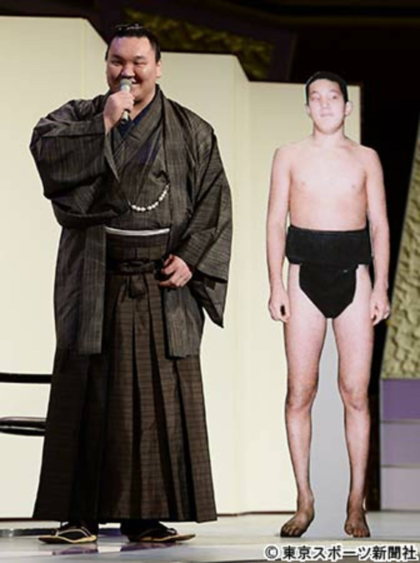横綱白鵬 付け人にガードされ報道陣寄せつけず | 東スポWEB
