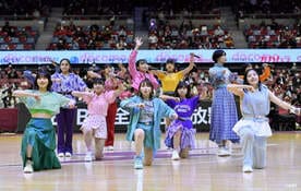  ハーフタイムショーに出演したＢＥＹＯＯＯＯＯＮＤＳ（東スポWeb）