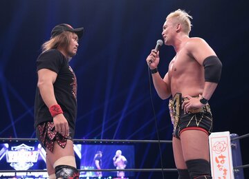  新王者のオカダ(右)と内藤（東スポWeb）