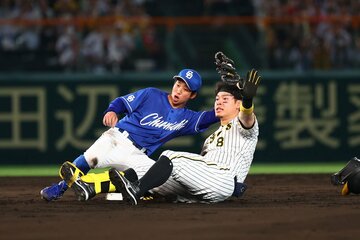５回、二塁にヘッドスライディングをしセーフをアピールする阪神・佐藤輝（右）