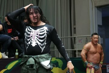 試合後マスクを脱いだルイス・マンテ（左）