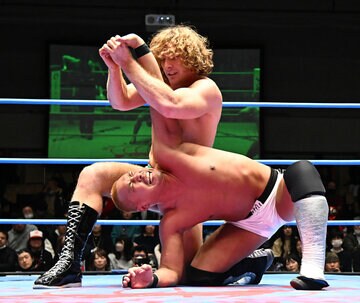 中嶋勝彦を攻めるチャーリー・デンプシー