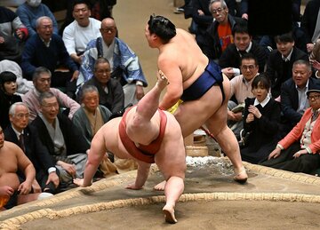 熱海富士に押し出され３連敗を喫した大の里