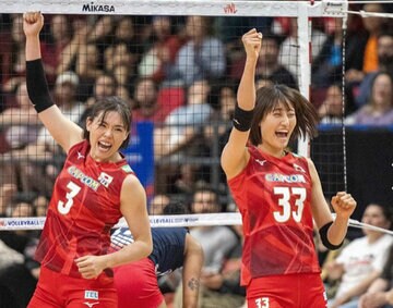 チームの得点を喜ぶ秋本美空（右＝提供写真）