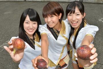 LinQ時代に東スポ本社を訪れていた（左から原直子、天野なつ、岸田麻佑＝2014年8月）