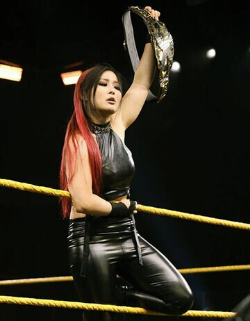  ベルトを掲げるイオ(c)2020　WWE,　Inc.　All　Rights　Reserved.