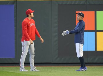 試合前、グラウンドでイチロー氏（右）と笑顔で話す大谷