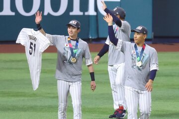 周東㊧とともに手を振る吉田