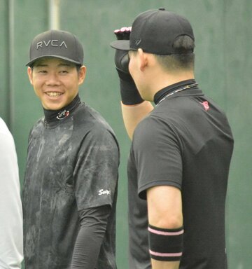  丸(右)と談笑する松原(東スポWeb)