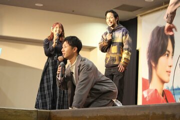 土下座する菅章哉に笑顔を見せる福留光帆と佐藤隆太郎