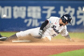 ８回に盗塁を決めたヤクルト・岩田幸宏