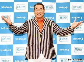  笑顔で新番組をアピールする松平健