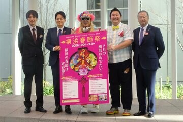 左から横浜中華街発展会協同組合理事長・新藤さわと氏、横浜市長・山中竹春氏、ＤＪ　ＫＯＯ、はっしー、横浜春節祭実行委員長・高橋伸昌氏