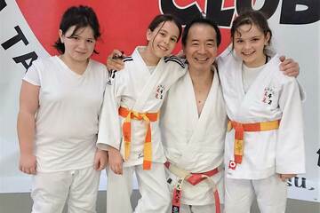 フランスで指導していた子供たちと笑顔を見せる萩原さん（本人提供）