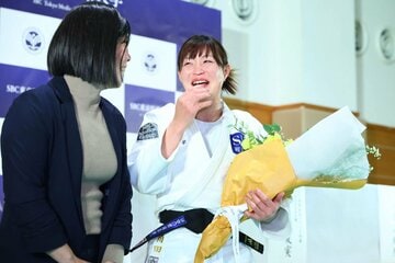 サプライズで登場した今井優子コーチ（左）に涙ぐむ角田夏実
