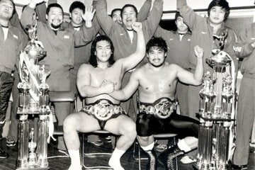 長州力（左）と組んでインターナショナルタッグ王座を奪取（86年2月）