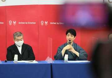  記者会見する野村萬斎（右）と佐々木宏氏（代表撮影）