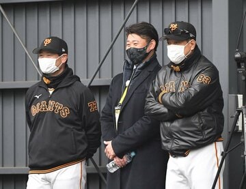 ブルペンで投球を視察する(左から)桑田ファーム総監督、松坂氏、原監督