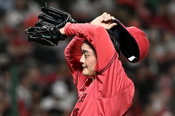 汗をぬぐう岡本駿