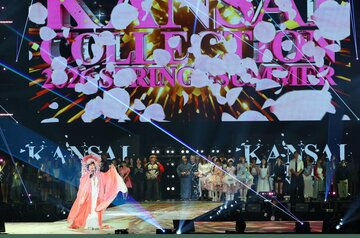 「関西コレクション」のフィナーレに出演した小林幸子