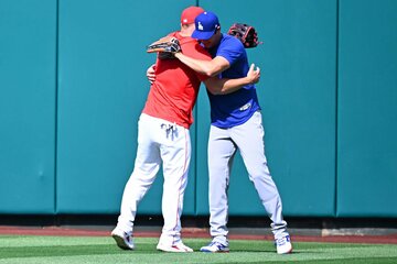 マイク・トラウト（左）と抱き合う大谷翔平