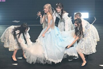 卒業コンサートでドレス姿を披露したAKB48の本田仁美(中)