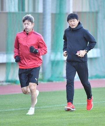  一緒に汗を流したカズ（左）と武田氏（東スポWeb）