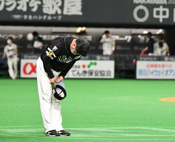  逆転勝ちを収め帽子を取って頭を下げた工藤監督。勝たなければならない試合だった