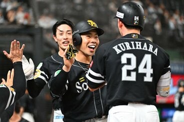 ダメ押しの23号2ランを放った近藤健介(中)を迎えるソフトバンク・栗原陵矢(右)