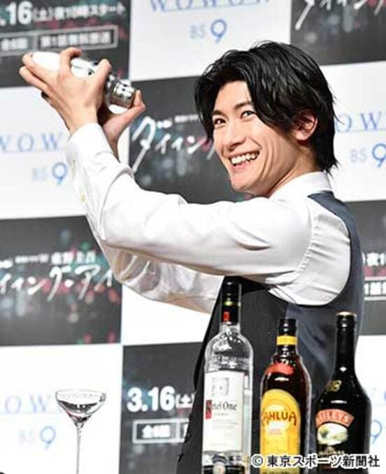  バーテンダーの実演をする三浦春馬