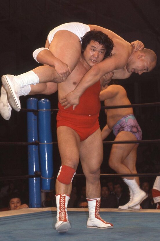 アニマル浜口は山本小鉄におはこのエアプレーンスピンを仕掛ける