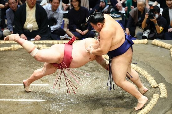 大栄翔(左)をはたき込みで下した大の里
