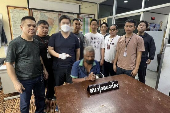 コイに危害を加え逮捕された男(トゥンソーンホーン警察署のフェイスブックから)