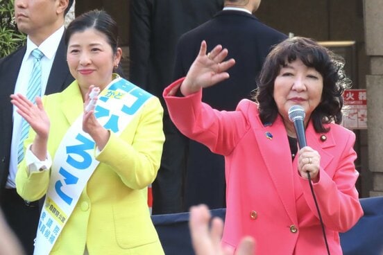 自民の東京８区・門ひろこ氏(左)の応援に駆け付けた片山さつき財務相