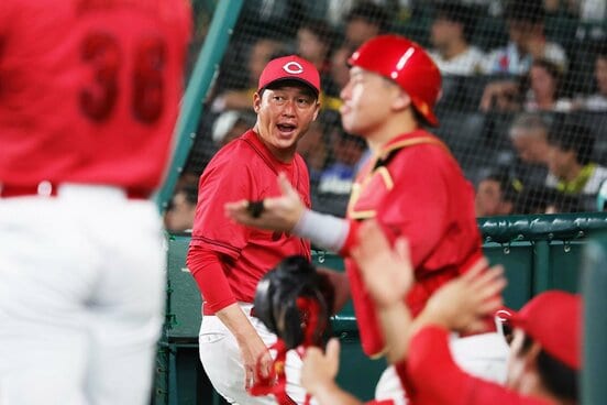 劣勢の８回、ナインを鼓舞する広島・新井監督(中)
