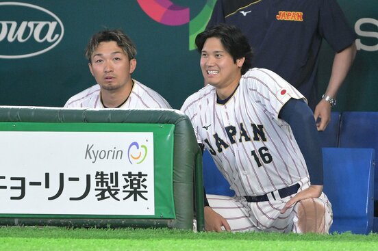 ベンチでも試合を楽しむ侍ジャパンの大谷翔平(右)と鈴木誠也