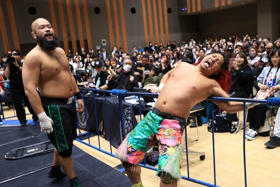 場外で高橋ヒロムを痛めつけるオーカーン