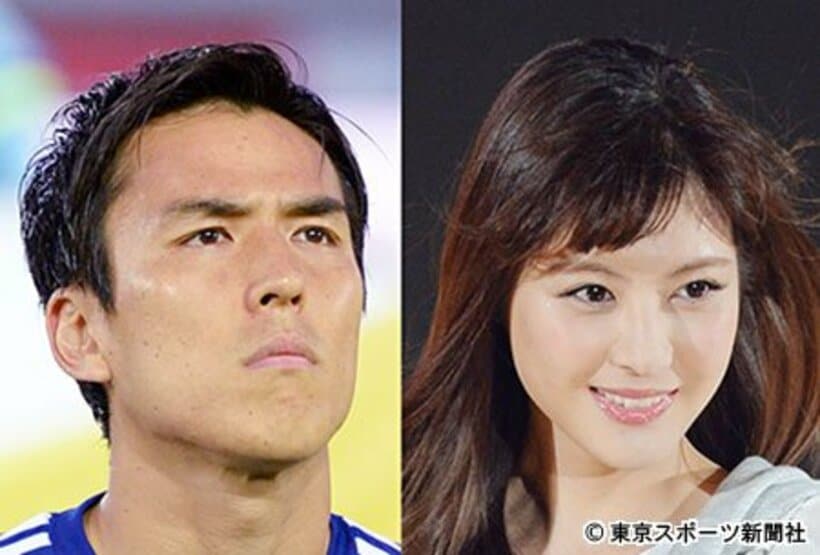 佐藤ありさ（右）と入籍したことを報告した長谷部誠