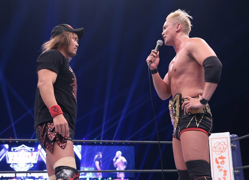  新王者のオカダ(右)と内藤（東スポWeb）