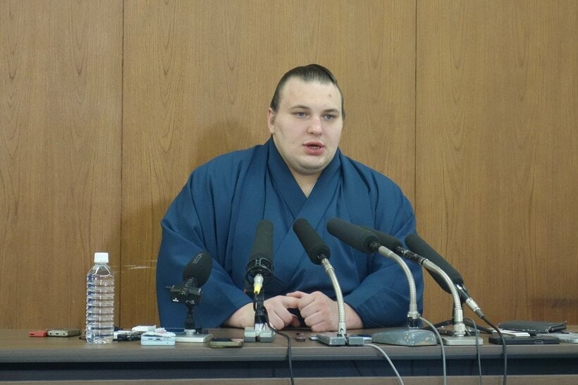 優勝一夜明け会見を行う安青錦