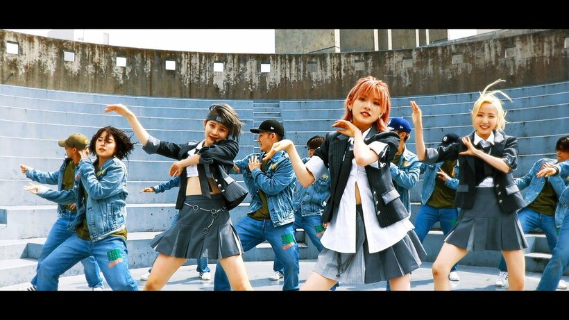  プロダンサーと〝合体〟したAKB（C）AKB４８