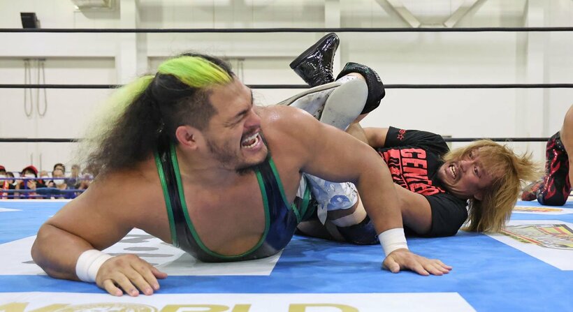 ジェフ・コブ（左）のアキレス腱を攻める内藤