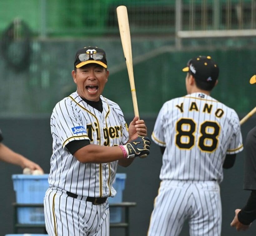  矢野監督(右)を支える阪神・井上ヘッド