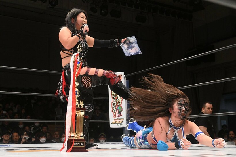 試合後にスプレーを使い妃南の顔拓をとる小波