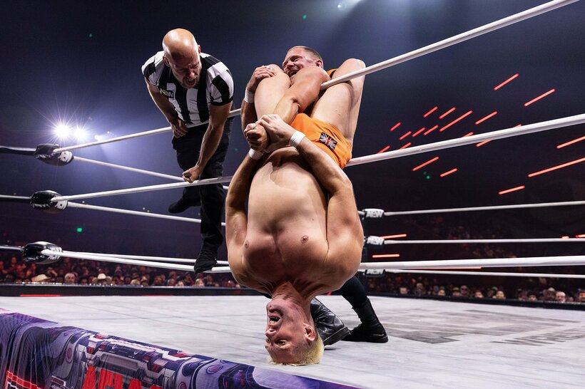 アダム・プリースト(奥)に拷問アームバーでいたぶるザック・セイバーJr.（©All Elite Wrestling）
