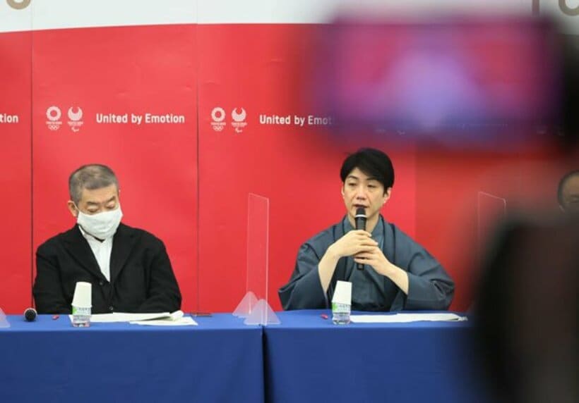  記者会見する野村萬斎（右）と佐々木宏氏（代表撮影）