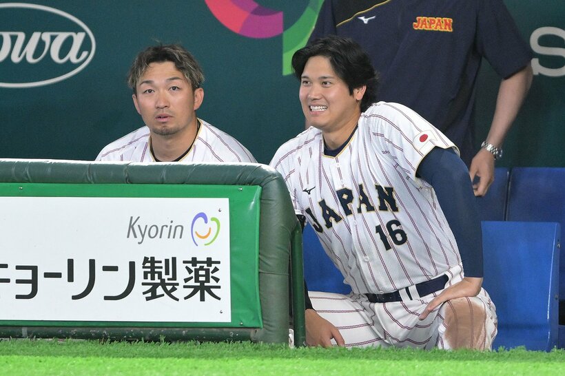 ベンチでも試合を楽しむ侍ジャパンの大谷翔平(右)と鈴木誠也