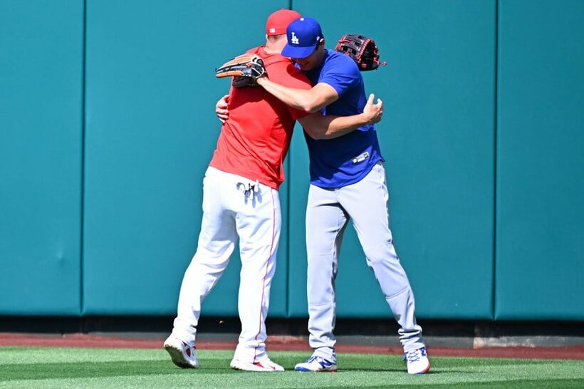 マイク・トラウト（左）と抱き合う大谷翔平